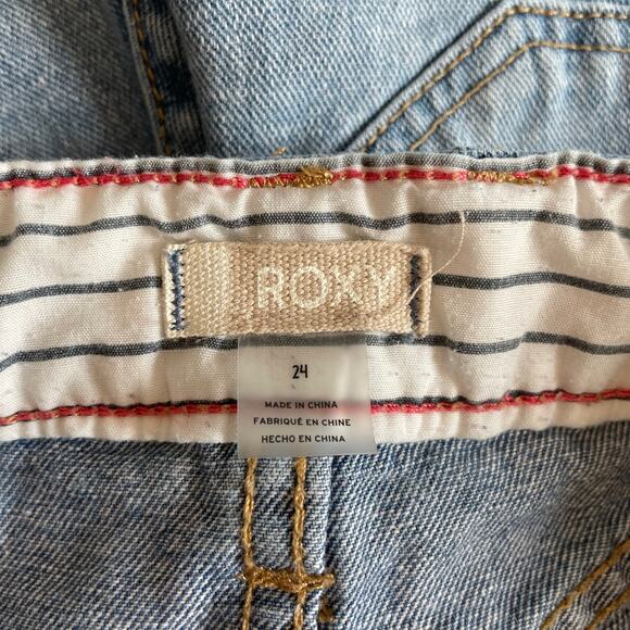 ROXY Women's Button Fly Cuffed Denim Jean Shorts Distressed Medium Wash Size 24 - Picture 4 of 6